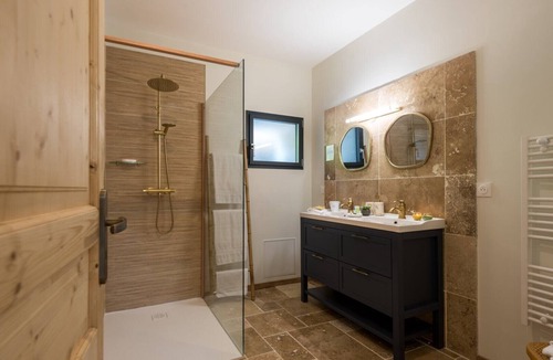 Saint-Pons Bed & Breakfast | 'Le Grenier' Guest Room with Mountain View, Shared Pool and Wi-Fi