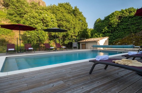 Saint-Pons Bed & Breakfast | 'Le Grenier' Guest Room with Mountain View, Shared Pool and Wi-Fi