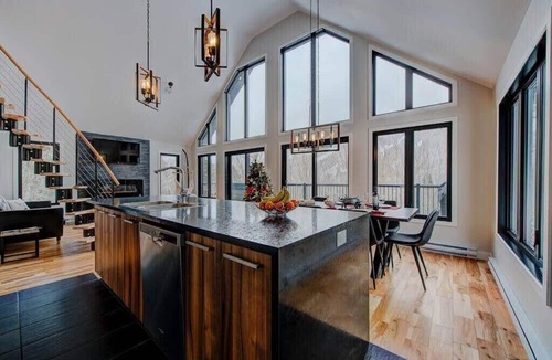 Notre-Dame-Auxiliatrice-de-Buckland Ski Chalet | Le Grizzly Ski Getaway Spa Pool Table