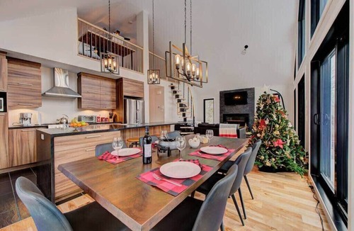Notre-Dame-Auxiliatrice-de-Buckland Ski Chalet | Le Grizzly Ski Getaway Spa Pool Table