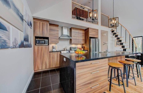 Notre-Dame-Auxiliatrice-de-Buckland Ski Chalet | Le Grizzly Ski Getaway Spa Pool Table