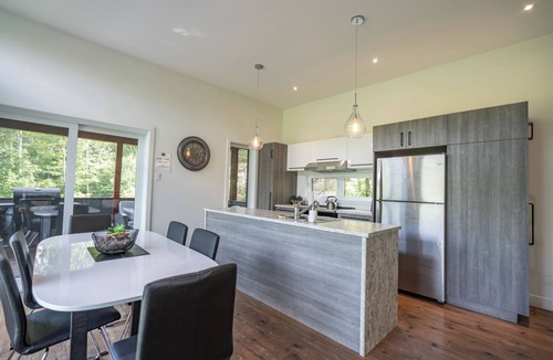 Sainte-Emelie Ski Chalet | Le Héron : Modern Waterfront Chalet with Spa
