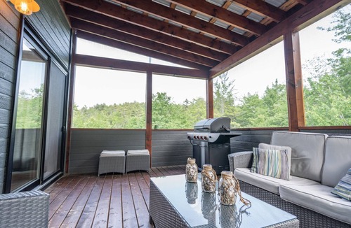 Sainte-Emelie Ski Chalet | Le Héron : Modern Waterfront Chalet with Spa