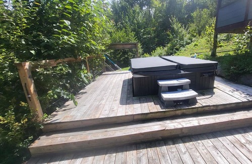 Sainte-Emelie Ski Chalet | Le Héron : Modern Waterfront Chalet with Spa