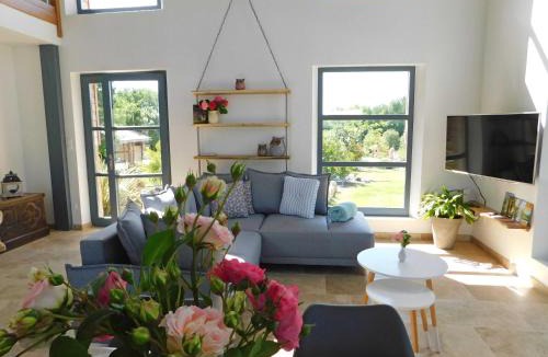 Veyrines-de-Domme Villa | LE HANGAR AVEC PISCINE EN DORDOGNE