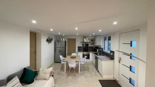 Castelnaudary Apartment | LE HAVRE D'ATHENA - Grand appart, jardin privé, abri vélos & accès rapide A61