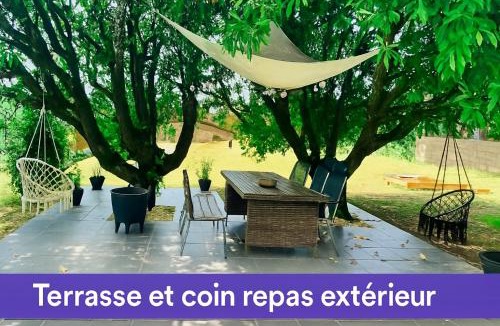 Castelnaudary Apartment | LE HAVRE D'ATHENA - Grand appart, jardin privé, abri vélos & accès rapide A61