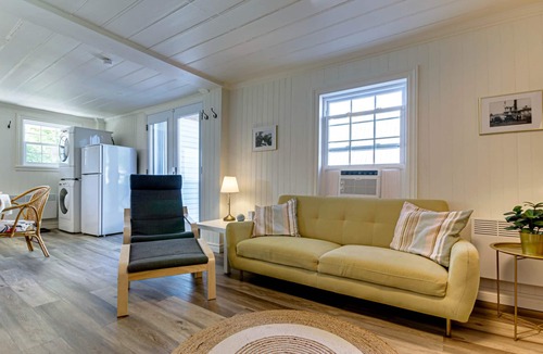 Leclercville House | Le Havre du Canal at water's edge in Leclercville