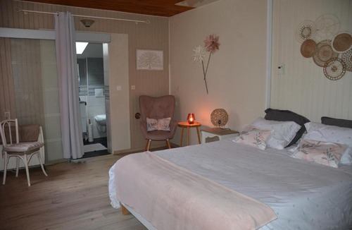 Menesplet Apartment | LE HOME FLEURI MLD