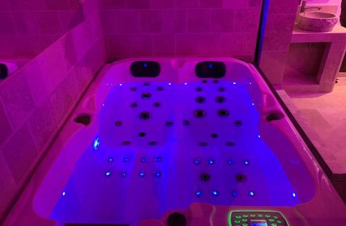 Quartier Vieux Marche-Cathedrale Apartment | Le Jacuzzi