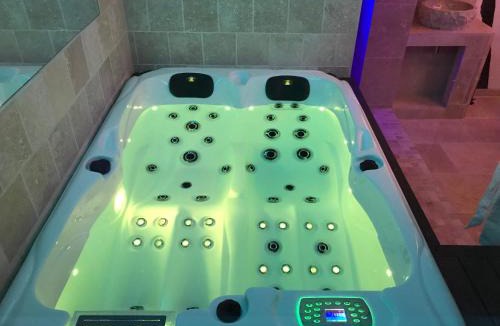 Quartier Vieux Marche-Cathedrale Apartment | Le Jacuzzi