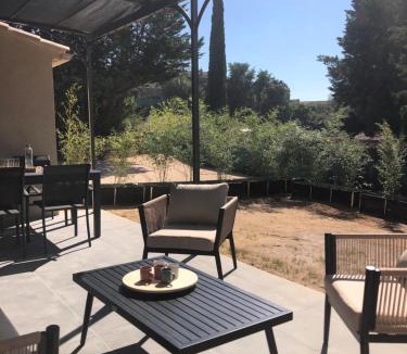 Saint-Laurent-de-Carnols House | Le jardin de reine