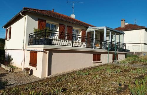 Tonnerre House | Le jardin aux iris