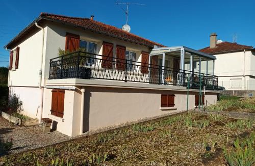 Tonnerre House | Le jardin aux iris