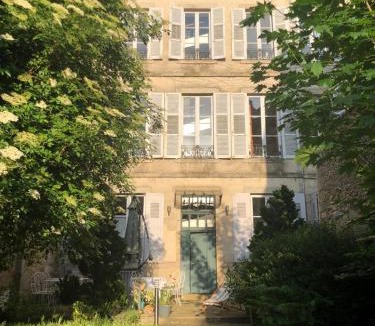 Saint-Leonard-de-Noblat Bed & Breakfast | Le Jardin des Lys