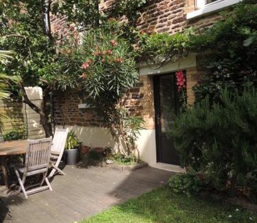 Colombier - Champ de Mars Bed & Breakfast | Le jardin de l'Esplanade Rennes Centre et gare