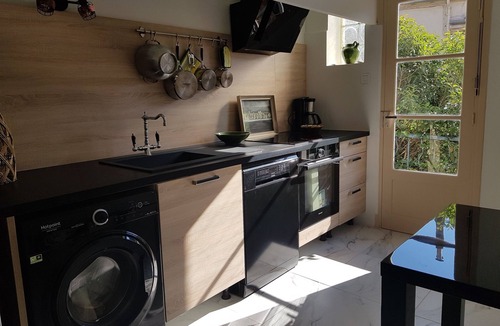 Carcassonne House | Le Jardin de Pierrette. with garage and city view very close to the city center.