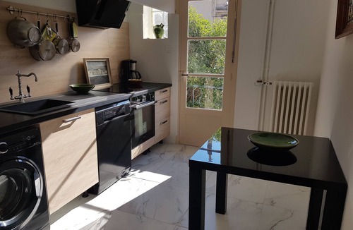 Carcassonne House | Le Jardin de Pierrette. with garage and city view very close to the city center.