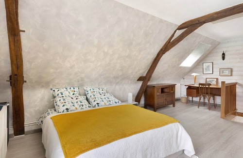 Saint-Michel-sur-Loire Bed & Breakfast | Le Jardin des Oiseaux Guest Room with Shared Pool, Terrace, and Wi-Fi