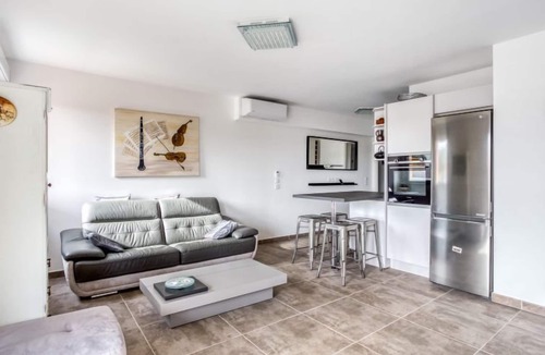 Bormes-Les-Mimosas Apartment | Le Jardin du Loderi by Interhome