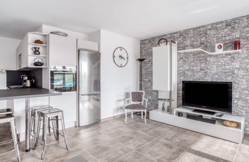 Bormes-Les-Mimosas Apartment | Le Jardin du Loderi by Interhome