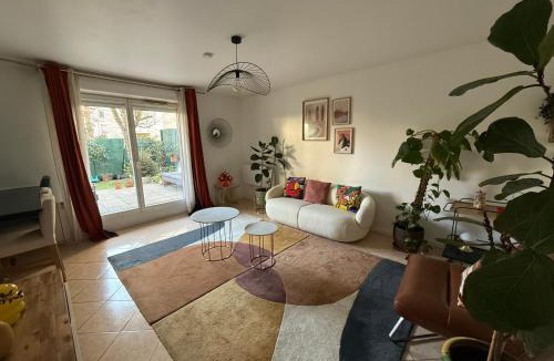 Saint-Denis Apartment | Le jardin du stade by UTA HOUSE