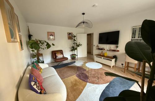 Saint-Denis Apartment | Le jardin du stade by UTA HOUSE