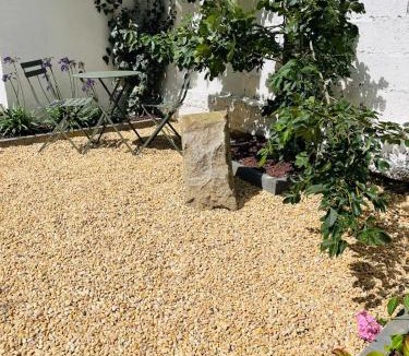 Colombier - Champ de Mars Apartment | Le Jardin du Vieux Cours - Hyper Centre & Sauna