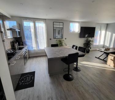 Saint-Christophe de la Foret Apartment | Le Jenner - Magnifique appartement - 1 Ch - Balcon