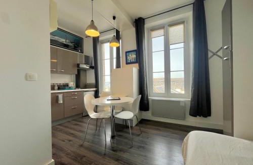 Arromanches-les-Bains Apartment | Le Joffre - studio sur la digue en centre ville