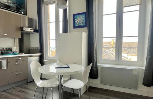 Arromanches-les-Bains Apartment | Le Joffre - studio sur la digue en centre ville