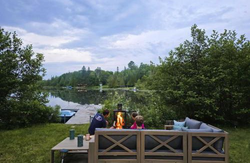 Saint-Calixte Ski Chalet | Le Lac Apaisant - Rustic Haven by the Water
