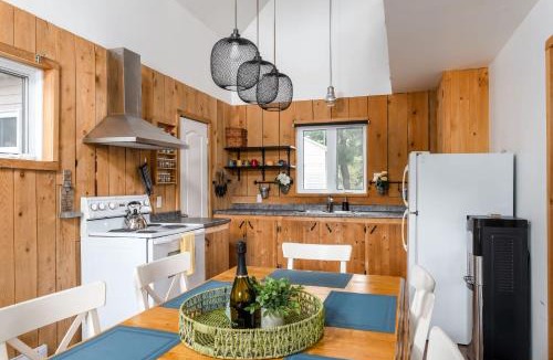 Saint-Calixte Ski Chalet | Le Lac Apaisant - Rustic Haven by the Water