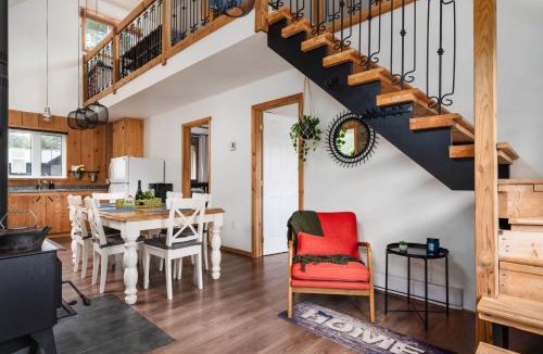 Saint-Calixte Ski Chalet | Le Lac Apaisant - Rustic Haven by the Water