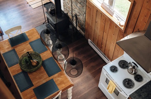 Saint-Calixte Ski Chalet | Le Lac Apaisant - Winter Lakeside Escape, Hot Tub & Dock