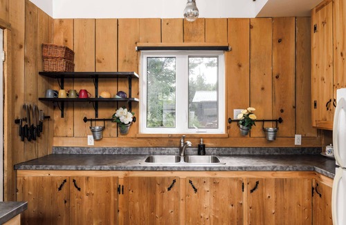Saint-Calixte Ski Chalet | Le Lac Apaisant - Winter Lakeside Escape, Hot Tub & Dock