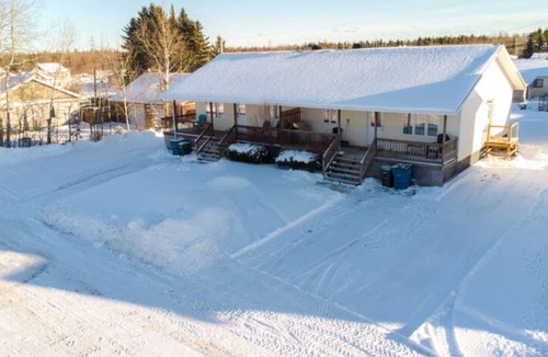 Cochrane House | Le Lodge - 4 beds, 2 bath Newly Renovated Home