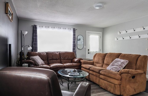 Cochrane House | Le Lodge - Spacious Home