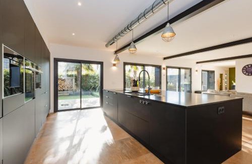 Pace House | Le Loft Black & Wood - Piscine privé et grande terrasse à 20 min de Rennes
