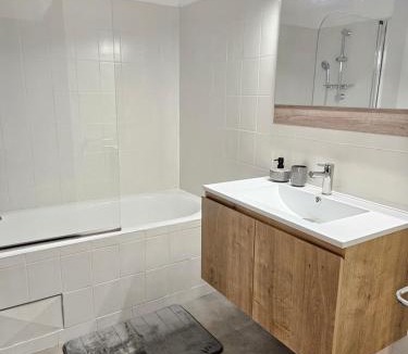 Onet-le-Chateau Apartment | Le Loft Ruthénois - Parking, lit XL et Wifi