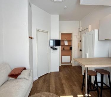 Saint-Helier Apartment | Le Loge, Appartement à la gare