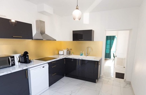 Jouy House | Le logement est composé de 2 chambres doubles et d'un canapé convertible