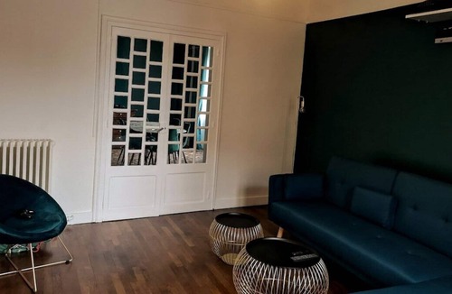 Jouy House | Le logement est composé de 2 chambres doubles et d'un canapé convertible
