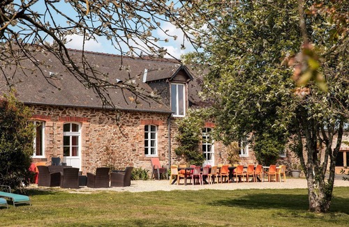Longuefuye Cottage | Le Logis de la Faisanderie, vast green spaces, private indoor swimming pool