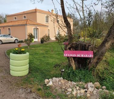 Les Magnils-Reigniers Bed & Breakfast | Le logis du marais