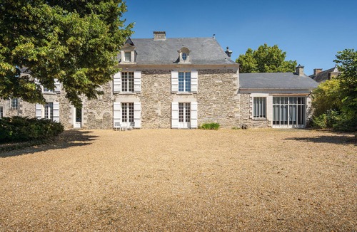 Saint-Jean-des-Mauvrets Villa | Le logis de saint jean Character house with swimming pool