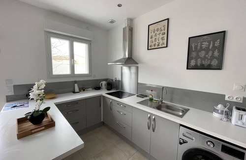 Villetelle Apartment | Le Lou Clapas Self-contained apartment with courtyard