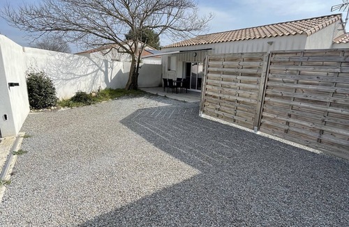 Villetelle Apartment | Le Lou Clapas Self-contained apartment with courtyard