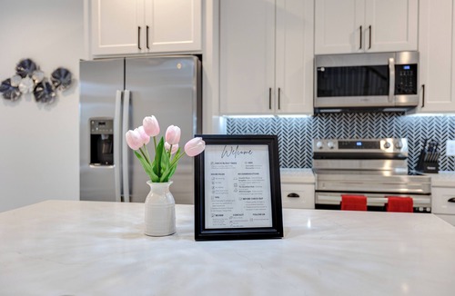 Foster Place House | Lé Luxe Maison! Upscale 3 BR 2.5 BA Medical Center/Downtown Houston -Gated-