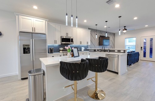 Foster Place House | Lé Luxe Maison! Upscale 3 BR 2.5 BA Medical Center/Downtown Houston -Gated-